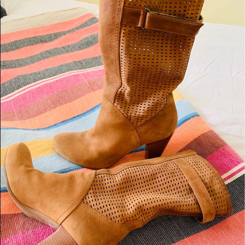 Women’s suede boots (Aquatalia)